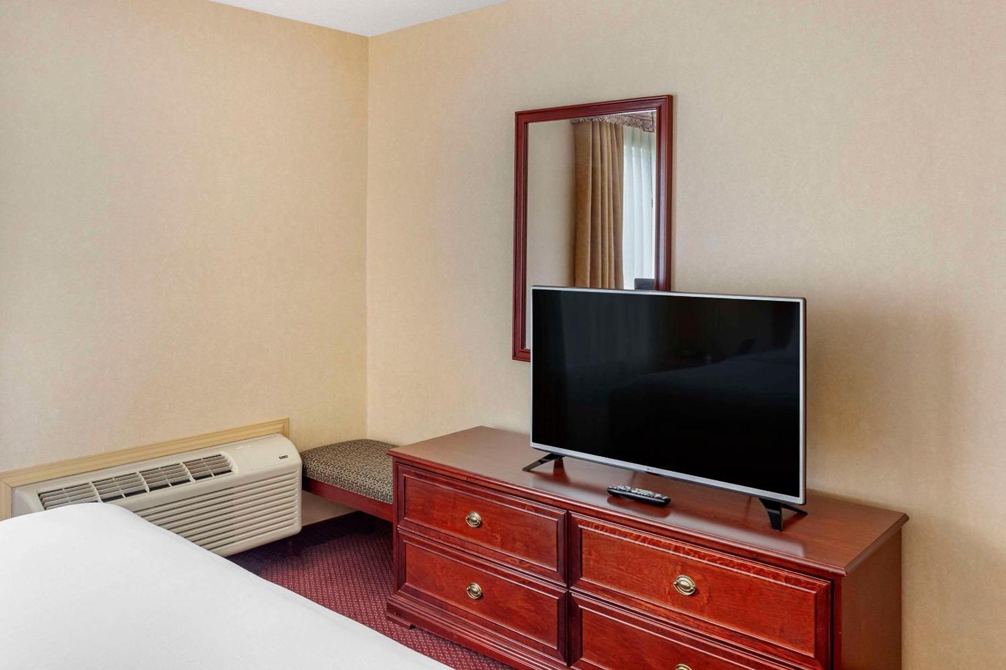Quality Inn & Suites Edmonton International Airport Leduc Ngoại thất bức ảnh