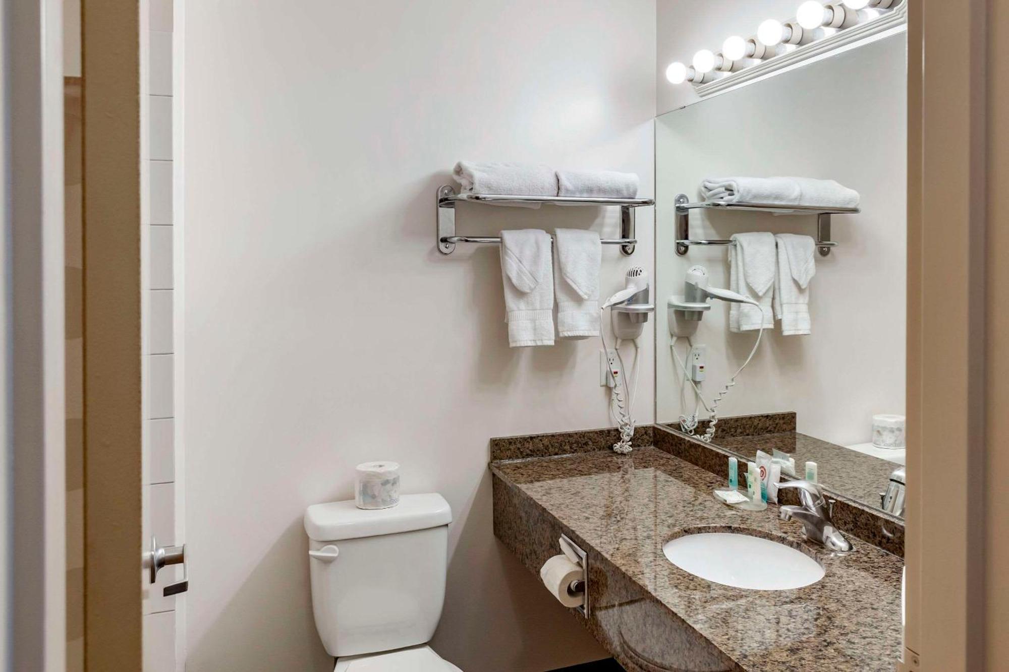 Quality Inn & Suites Edmonton International Airport Leduc Ngoại thất bức ảnh