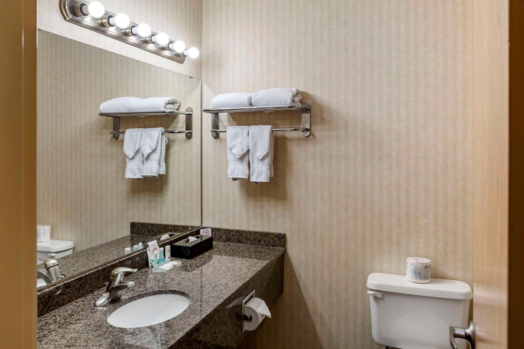 Quality Inn & Suites Edmonton International Airport Leduc Ngoại thất bức ảnh