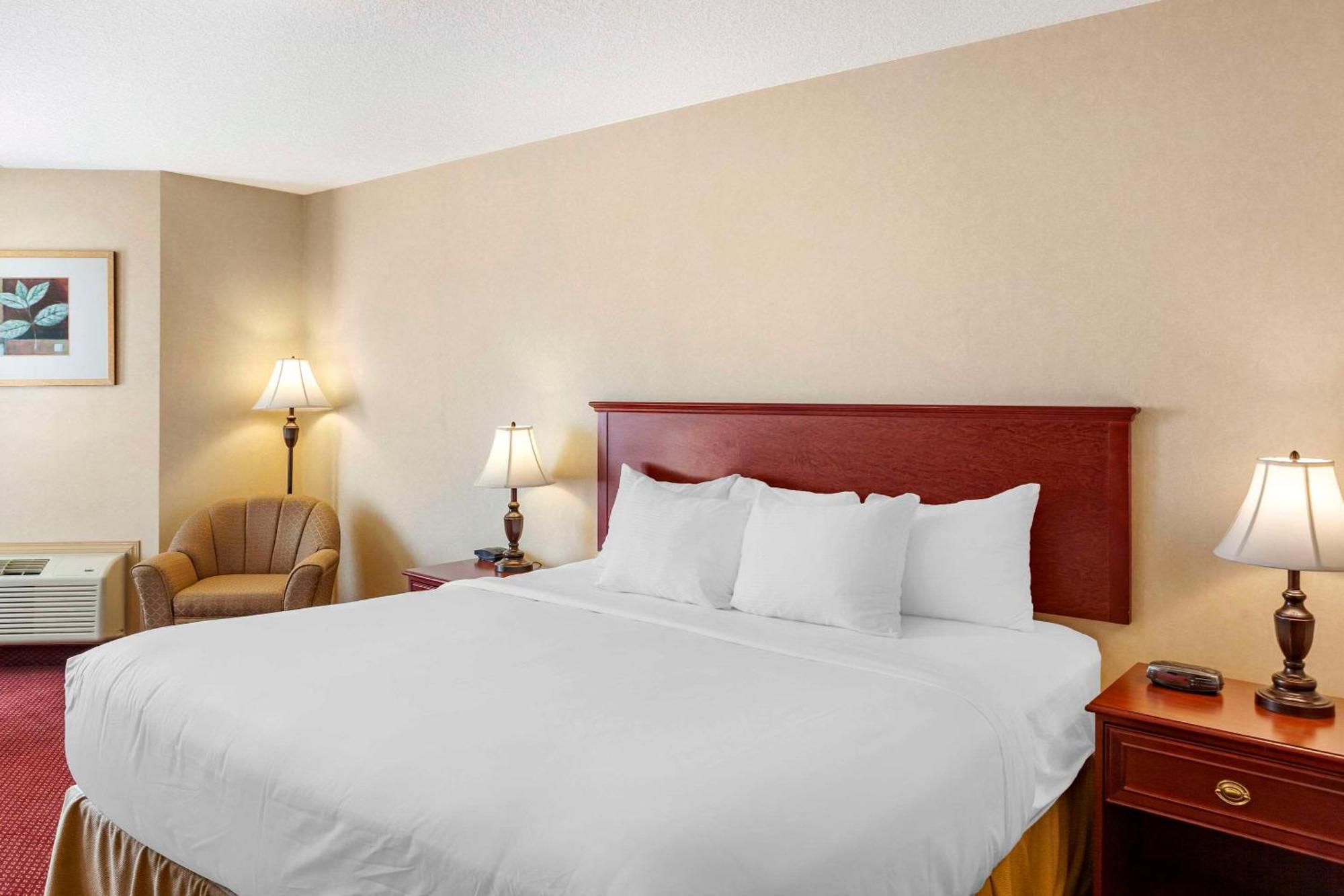 Quality Inn & Suites Edmonton International Airport Leduc Ngoại thất bức ảnh